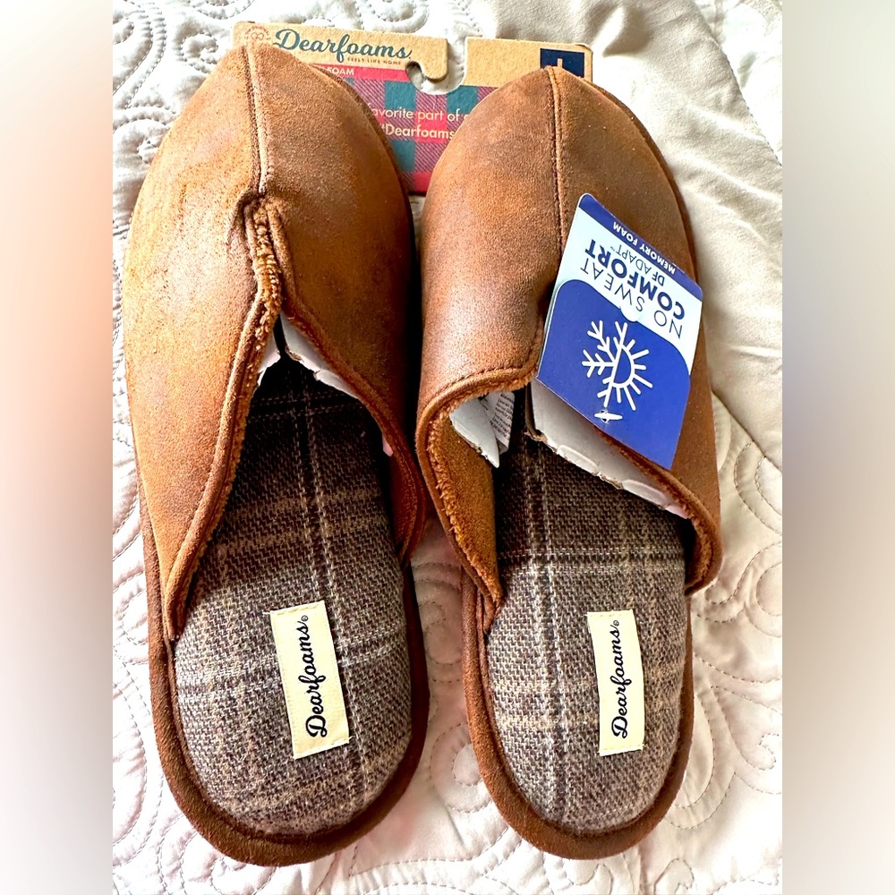 Dearfoarm brown men’s slippers. Size large 11/12